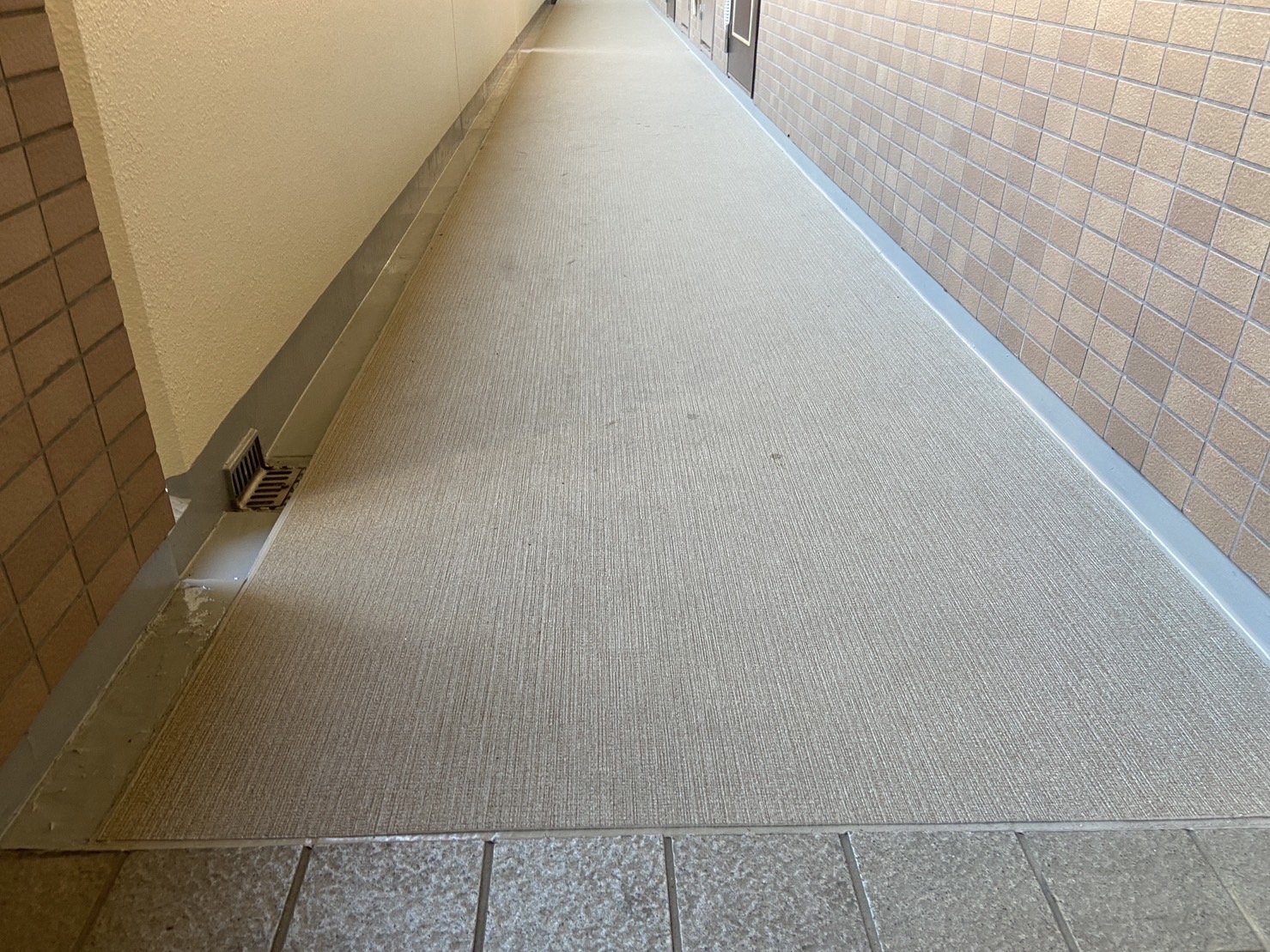 マンション廊下の床シート貼り替え工事　施工事例